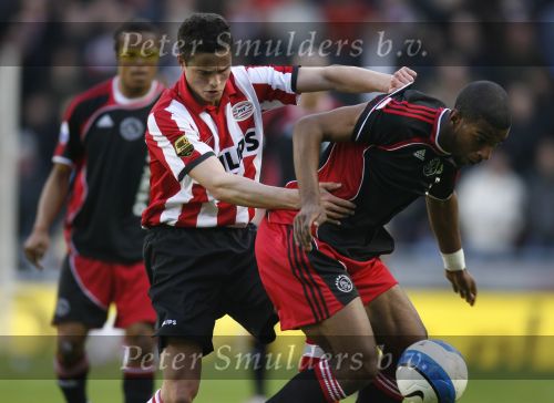 Eindhoven, 18 Maart 2007 Kompetitiewedstrijd PSV-AJAX, eindstand 1-5 Seizoen 2006/2007
Ryan Babel wordt op de huid gezeten door Ibrahim Afellay