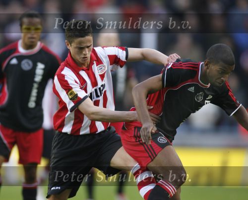 Eindhoven, 18 Maart 2007 Kompetitiewedstrijd PSV-AJAX, eindstand 1-5 Seizoen 2006/2007
Ibrahim Afellay in duel met Ryan Babel