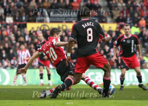 Eindhoven, 18 Maart 2007 Kompetitiewedstrijd PSV-AJAX, eindstand 1-5 Seizoen 2006/2007
Ibrahim Afellay in duel met Ryan Babel