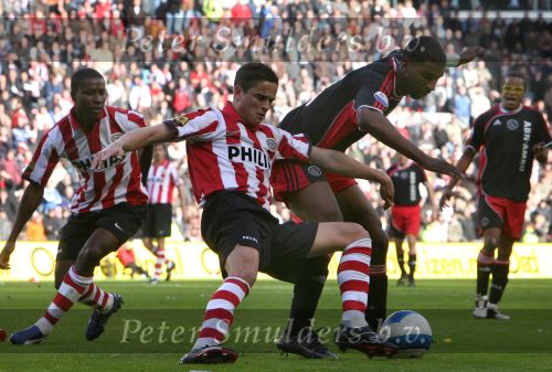 Eindhoven, 18 Maart 2007 Kompetitiewedstrijd PSV-AJAX, eindstand 1-5 Seizoen 2006/2007
Ibrahim Afellay in duel met Ryan Babel