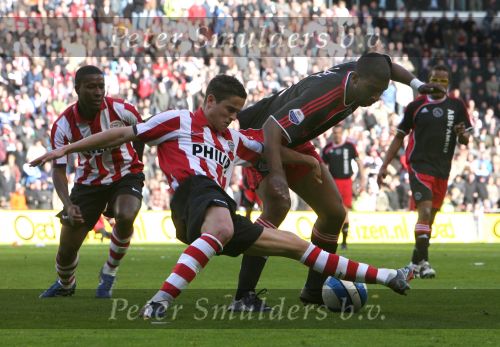 Eindhoven, 18 Maart 2007 Kompetitiewedstrijd PSV-AJAX, eindstand 1-5 Seizoen 2006/2007
Ibrahim Afellay in duel met Ryan Babel
