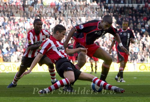 Eindhoven, 18 Maart 2007 Kompetitiewedstrijd PSV-AJAX, eindstand 1-5 Seizoen 2006/2007
Ibrahim Afellay in duel met Ryan Babel