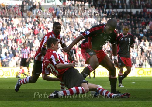 Eindhoven, 18 Maart 2007 Kompetitiewedstrijd PSV-AJAX, eindstand 1-5 Seizoen 2006/2007
Ibrahim Afellay in duel met Ryan Babel