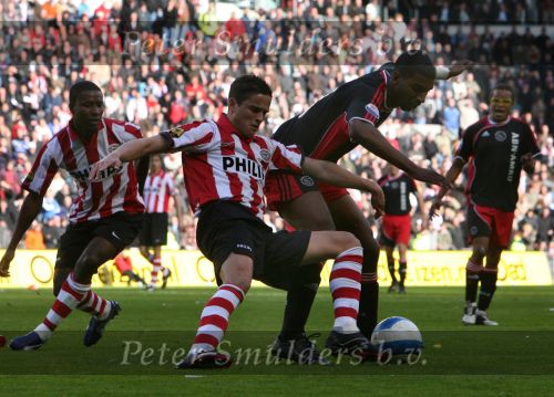 Eindhoven, 18 Maart 2007 Kompetitiewedstrijd PSV-AJAX, eindstand 1-5 Seizoen 2006/2007
Ryan Babel wordt op de huid gezeten door Ibrahim Afellay, links Edsion Mendez