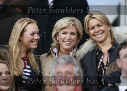 Eindhoven, 18 Maart 2007 Kompetitiewedstrijd PSV-AJAX, eindstand 1-5 Seizoen 2006/2007
Bartina Koeman samet dochter Debby Koeman en vriendin Ingeborg Smulders