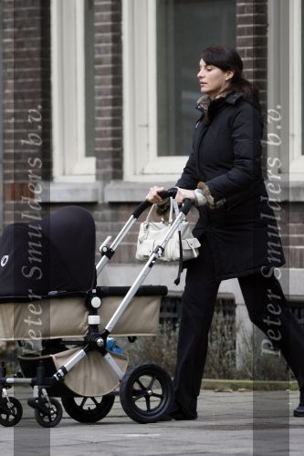 Amsterdam 13 februari 2007
Irene v d Laar wandelend achter de kinderwagen.
