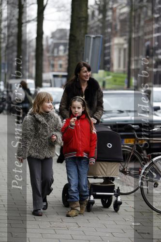 Amsterdam 23 februari 2007
Irene v d Laar achter de kinderwagen met India.