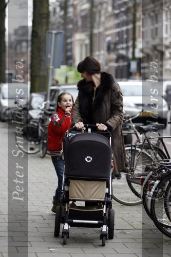 Amsterdam 23 februari 2007
Irene v d Laar achter de kinderwagen met India.