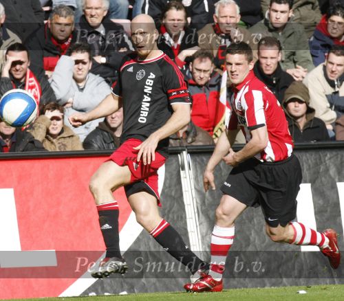 Eindhoven, 18 Maart 2007 Kompetitiewedstrijd PSV-AJAX, eindstand 1-5 Seizoen 2006/2007
Jaap Stam in duel met Jason Culina