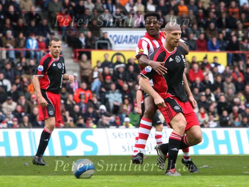 Eindhoven, 18 Maart 2007 Kompetitiewedstrijd PSV-AJAX, eindstand 1-5 Seizoen 2006/2007
Jaap Stam met op zijn rug Patrick Kluivert