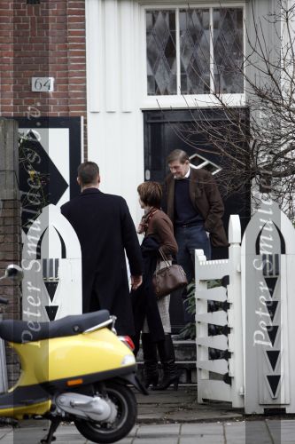 Amsterdam 6 februari 2007
Jack Spijkerman zijn huis staat te koop. De makelaar en kijkers bij het huis.