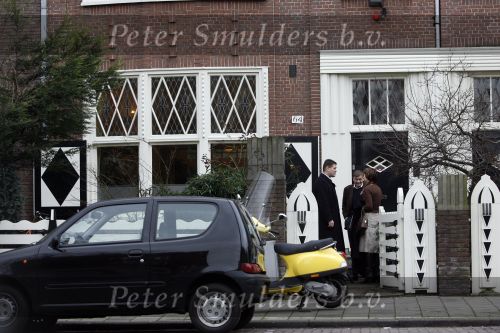 Amsterdam 6 februari 2007
Jack Spijkerman zijn huis staat te koop. De makelaar en kijkers bij het huis.