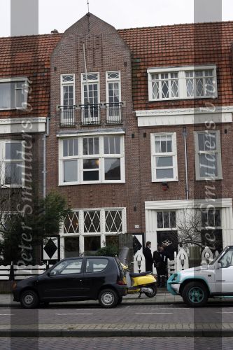 Amsterdam 6 februari 2007
Jack Spijkerman zijn huis staat te koop. De makelaar en kijkers bij het huis.
