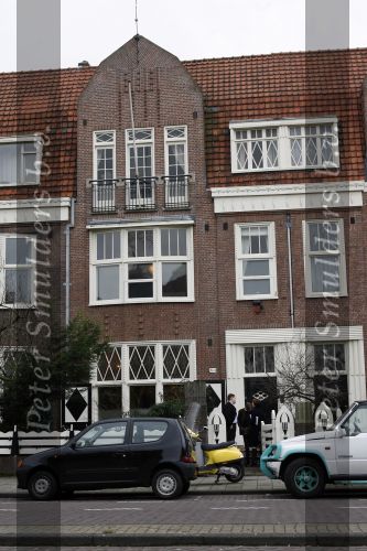 Amsterdam 6 februari 2007
Jack Spijkerman zijn huis staat te koop. De makelaar en kijkers bij het huis.