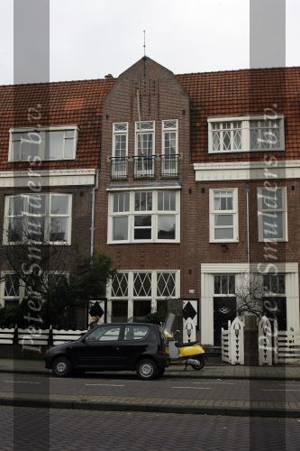 Amsterdam 6 februari 2007
Jack Spijkerman zijn huis staat te koop. De makelaar en kijkers bij het huis.