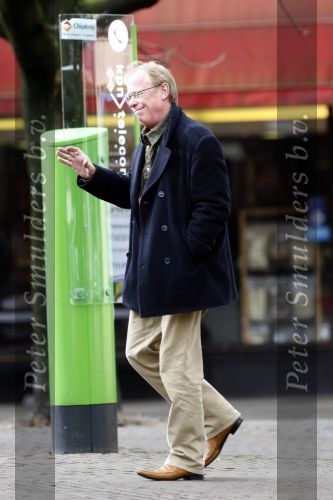 Amsterdam 12 februari 2007
Jack Spijkerman wandelend naar pin automaat. jack kreeg geen geld uit de automaat.