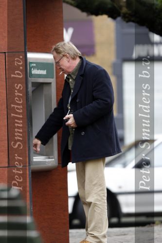 Amsterdam 12 februari 2007
Jack Spijkerman wandelend naar pin automaat. jack kreeg geen geld uit de automaat.