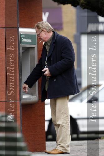 Amsterdam 12 februari 2007
Jack Spijkerman wandelend naar pin automaat. jack kreeg geen geld uit de automaat.