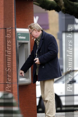 Amsterdam 12 februari 2007
Jack Spijkerman wandelend naar pin automaat. jack kreeg geen geld uit de automaat.