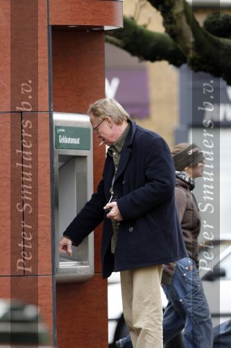 Amsterdam 12 februari 2007
Jack Spijkerman wandelend naar pin automaat. jack kreeg geen geld uit de automaat.
