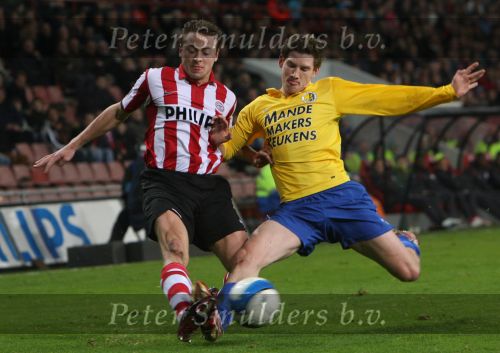 Eindhoven, 3 Maart 2007 Kompetitiewedstrijd PSV-RKC eindstand 2-0 Seizoen 2006/2007
Jan Kromkamp in duel met Ruud Berger