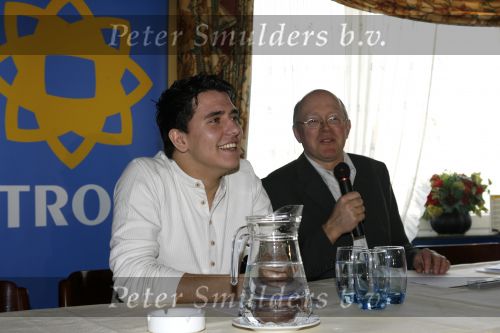 Volendam 6 februari 2007
Gerard Baars (tros) en Jan Smit tekenen een kontrakt bij old dutch.