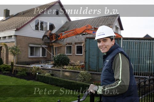 Volendam 17 februari 2007
Jan Smit is bij de sloop van het huis dat hj gekocht heeft. Op deze plek wordt xijn nieuwe huis gebouwd.