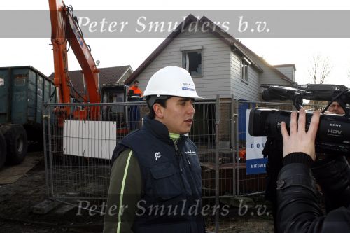 Volendam 17 februari 2007
Jan Smit is bij de sloop van het huis dat hj gekocht heeft. Op deze plek wordt xijn nieuwe huis gebouwd.
