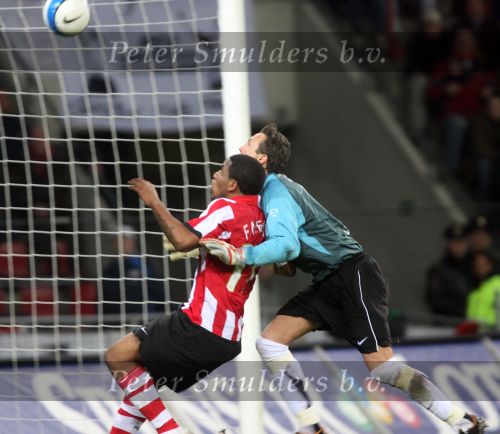 Eindhoven, 3 Maart 2007 Kompetitiewedstrijd PSV-RKC eindstand 2-0 Seizoen 2006/2007
Jefferson Farfan in duel met doelman Erwin Lemmens