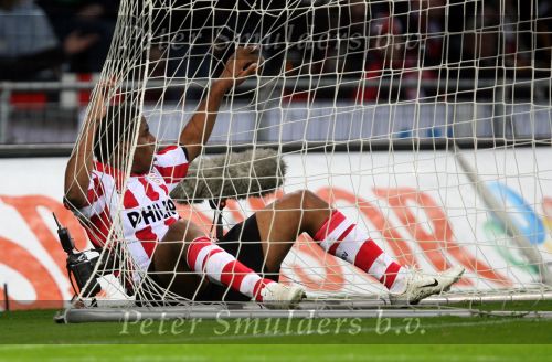 Eindhoven, 3 Maart 2007 Kompetitiewedstrijd PSV-RKC eindstand 2-0 Seizoen 2006/2007
Jefferson Farfan in de netten nadat de bal net over het doel was gegaan