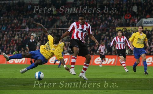Eindhoven, 3 Maart 2007 Kompetitiewedstrijd PSV-RKC eindstand 2-0 Seizoen 2006/2007
Jefferson Farfan in duel met Anthony Obodai
