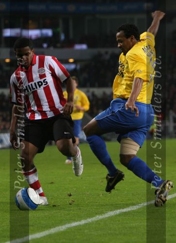 Eindhoven, 3 Maart 2007 Kompetitiewedstrijd PSV-RKC eindstand 2-0 Seizoen 2006/2007
Jefferson Farfan in duel met Fung A Wing Cerezo