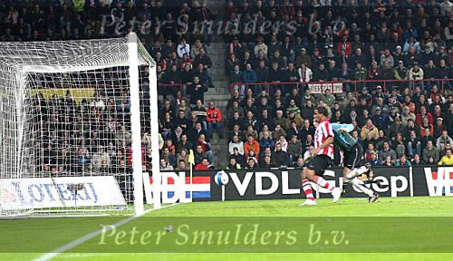 Eindhoven, 3 Maart 2007 Kompetitiewedstrijd PSV-RKC, eindstand 2-0 Seizoen 2006/2007
Serie van een aktie van Jefferson Farfan die zijn bal net over het doel ziet gaan
Foto Ronald Otter