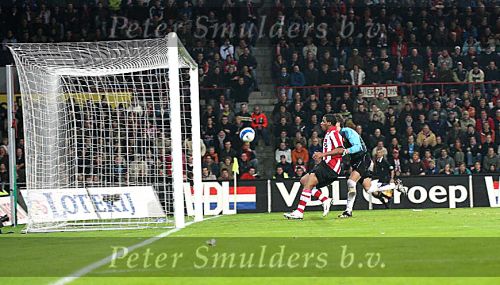 Eindhoven, 3 Maart 2007 Kompetitiewedstrijd PSV-RKC, eindstand 2-0 Seizoen 2006/2007
Serie van een aktie van Jefferson Farfan die zijn bal net over het doel ziet gaan
Foto Ronald Otter