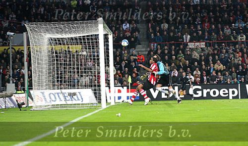 Eindhoven, 3 Maart 2007 Kompetitiewedstrijd PSV-RKC, eindstand 2-0 Seizoen 2006/2007
Serie van een aktie van Jefferson Farfan die zijn bal net over het doel ziet gaan
Foto Ronald Otter