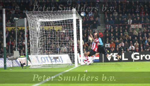 Eindhoven, 3 Maart 2007 Kompetitiewedstrijd PSV-RKC, eindstand 2-0 Seizoen 2006/2007
Serie van een aktie van Jefferson Farfan die zijn bal net over het doel ziet gaan
Foto Ronald Otter