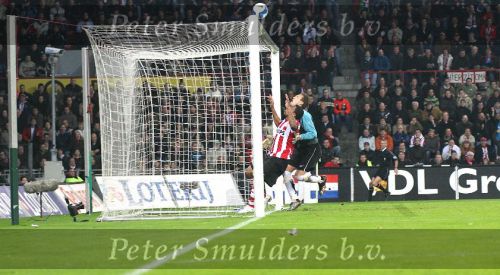 Eindhoven, 3 Maart 2007 Kompetitiewedstrijd PSV-RKC, eindstand 2-0 Seizoen 2006/2007
Serie van een aktie van Jefferson Farfan die zijn bal net over het doel ziet gaan
Foto Ronald Otter