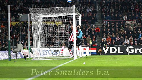 Eindhoven, 3 Maart 2007 Kompetitiewedstrijd PSV-RKC, eindstand 2-0 Seizoen 2006/2007
Serie van een aktie van Jefferson Farfan die zijn bal net over het doel ziet gaan
Foto Ronald Otter