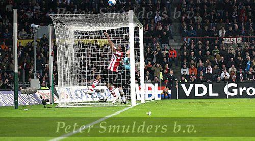 Eindhoven, 3 Maart 2007 Kompetitiewedstrijd PSV-RKC, eindstand 2-0 Seizoen 2006/2007
Serie van een aktie van Jefferson Farfan die zijn bal net over het doel ziet gaan
Foto Ronald Otter