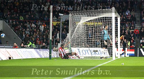 Eindhoven, 3 Maart 2007 Kompetitiewedstrijd PSV-RKC, eindstand 2-0 Seizoen 2006/2007
Serie van een aktie van Jefferson Farfan die zijn bal net over het doel ziet gaan
Foto Ronald Otter