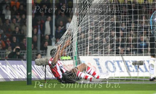 Eindhoven, 3 Maart 2007 Kompetitiewedstrijd PSV-RKC, eindstand 2-0 Seizoen 2006/2007
Serie van een aktie van Jefferson Farfan die zijn bal net over het doel ziet gaan
Foto Ronald Otter