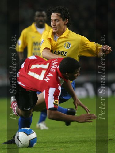 Eindhoven, 3 Maart 2007 Kompetitiewedstrijd PSV-RKC eindstand 2-0 Seizoen 2006/2007
Jefferson Farfan in duel met Virgilio Teixeira