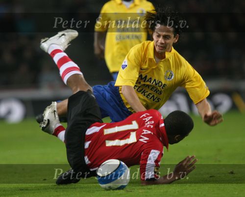 Eindhoven, 3 Maart 2007 Kompetitiewedstrijd PSV-RKC eindstand 2-0 Seizoen 2006/2007
Jefferson Farfan in duel met Virgilio Teixeira