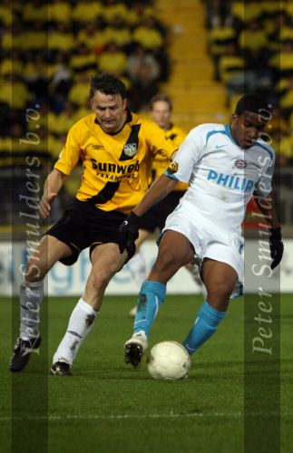 Breda, 28 Februari 2007
NAC-PSV, eindstand 3-0 Wedstrijd KNVB-beker 1/4 finale Seizoen 2006/2007
Jefferson Farfan met op zijn huid Rob Penders