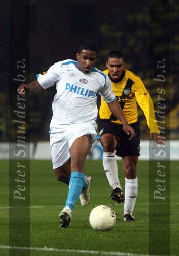 Breda, 28 Februari 2007
NAC-PSV, eindstand 3-0 Wedstrijd KNVB-beker 1/4 finale Seizoen 2006/2007
Jefferson Farfan in duel met Maceo Rigters