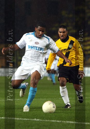 Breda, 28 Februari 2007
NAC-PSV, eindstand 3-0 Wedstrijd KNVB-beker 1/4 finale Seizoen 2006/2007
Jefferson Farfan in duel met Maceo Rigters