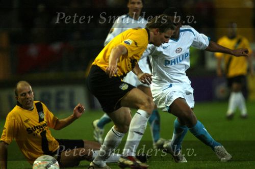 Breda, 28 Februari 2007
NAC-PSV, eindstand 3-0 Wedstrijd KNVB-beker 1/4 finale Seizoen 2006/2007
Jefferson Farfan in duel met Patrick Zwaanswijk en de op de grond liggende Arne Slot