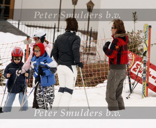 Fiss 25 februari 2007
Ruud Gullit met Estelle Maxim en Joelle en Marco Borsato met Leontien Jada Senna en Luca op wintersport vakantie. Jennemiek Spijkerman met Zoontje