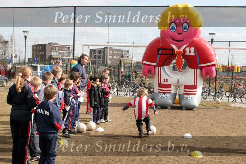 Eindhoven 22 Maart 2006 Uefacup bij vv DBS op bezoek. 
Training jeugdvoetbal