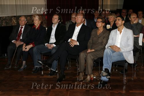 Amsterdam 15 maart 2007
Presentatie dvd box Ko v Dijk. Aanwezig zijn oa de zoons van Ko van Dijk Kees en Peter Jan v Dijk. Joop v d Ende reikte de dvd box uit.
Peter Smulders bv